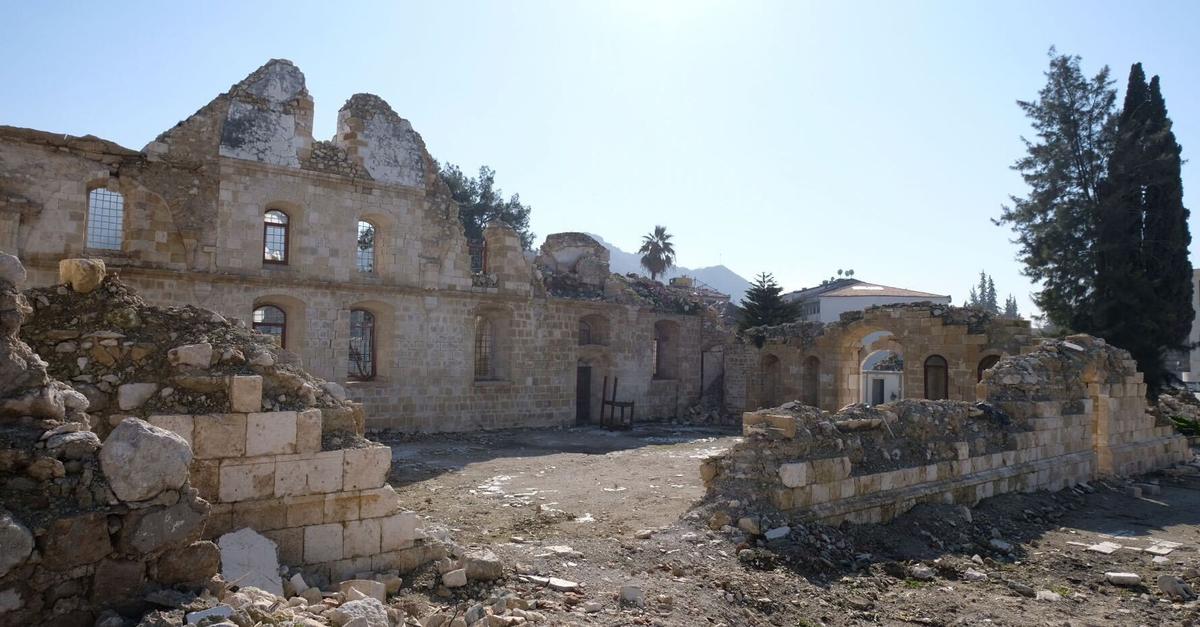Nach-Beben-in-der-T-rkei-Gemeinde-baut-Kirche-wieder-auf