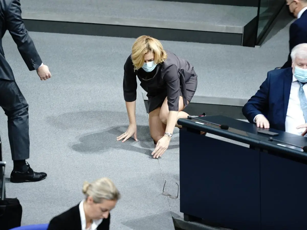 Julia Klöckner stolpert im Bundestag