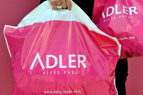 Eine Tüte der Modemarktkette Adler.  Archivfoto: dpa
