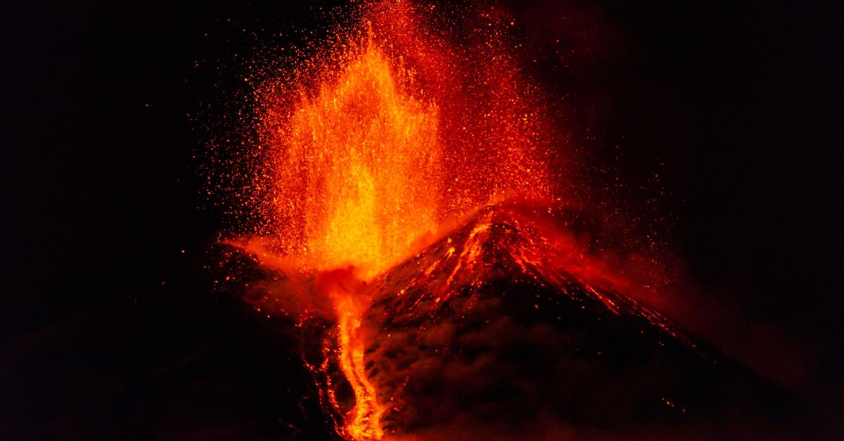 -tna-spuckt-gl-hendes-Material-leichter-Ascheregen