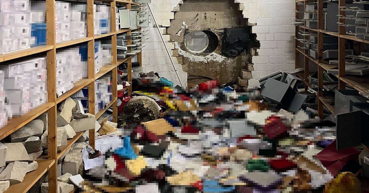 Unbekannte steigen durch großes Loch in Tresorraum