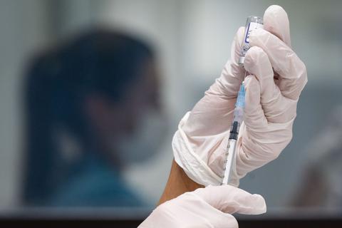 Folgt man den Ausführungen einer Studie, wäre es sinnvoller gewesen, die Dosierung des Biontech-Impfstoffs auch für alle Kinder jenseits der elf Jahre nach dem Alter zu staffeln. Symbolfoto: dpa