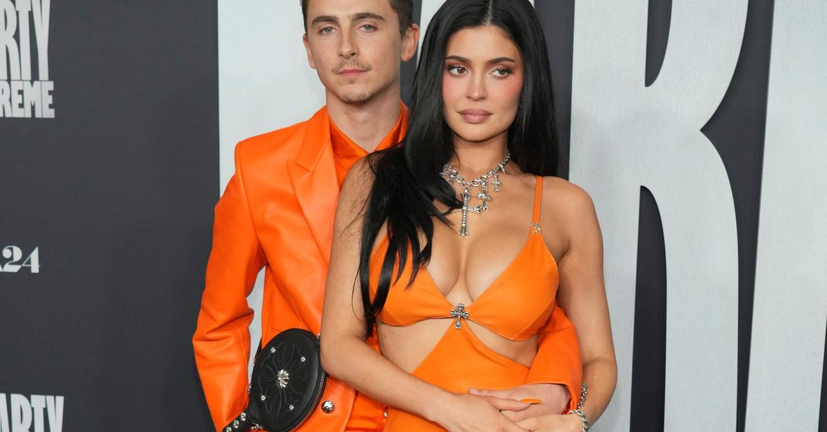 Kylie-Jenner-und-Timoth-e-Chalamet-leuchten-im-Partner-Look
