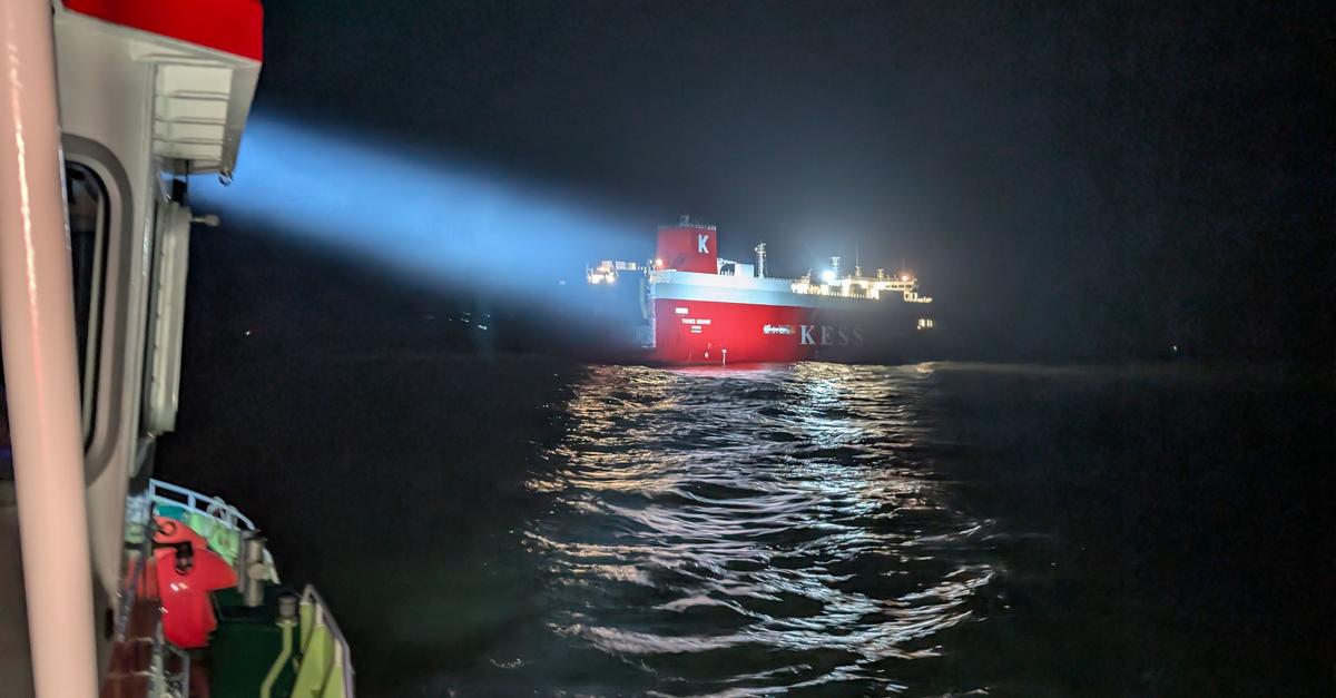 Feuer-an-Bord-Man-vrierunf-higer-Frachter-wird-abgeschleppt