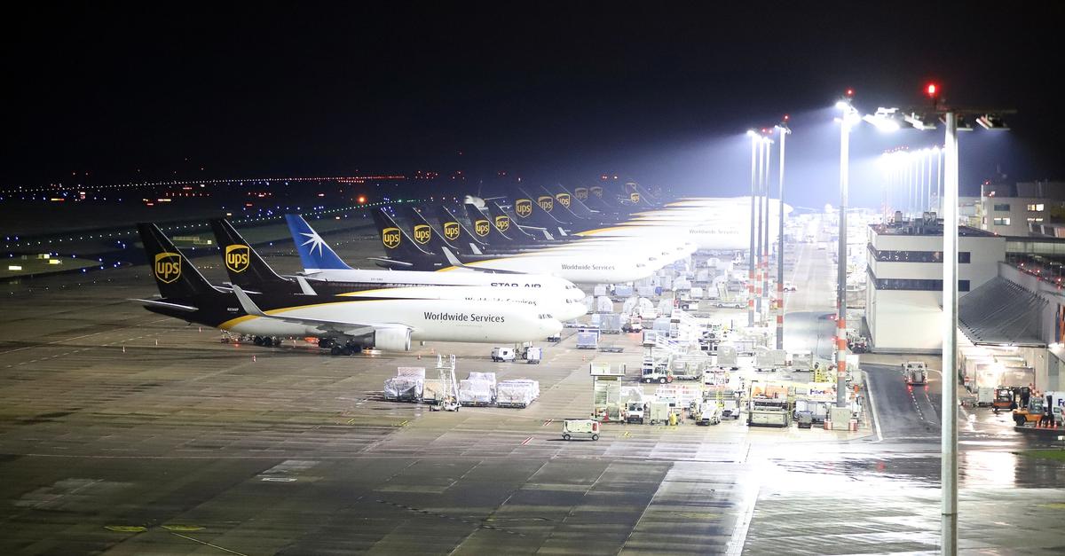 Verspätete Passagiere laufen auf Flugfeld - Strafverfahren