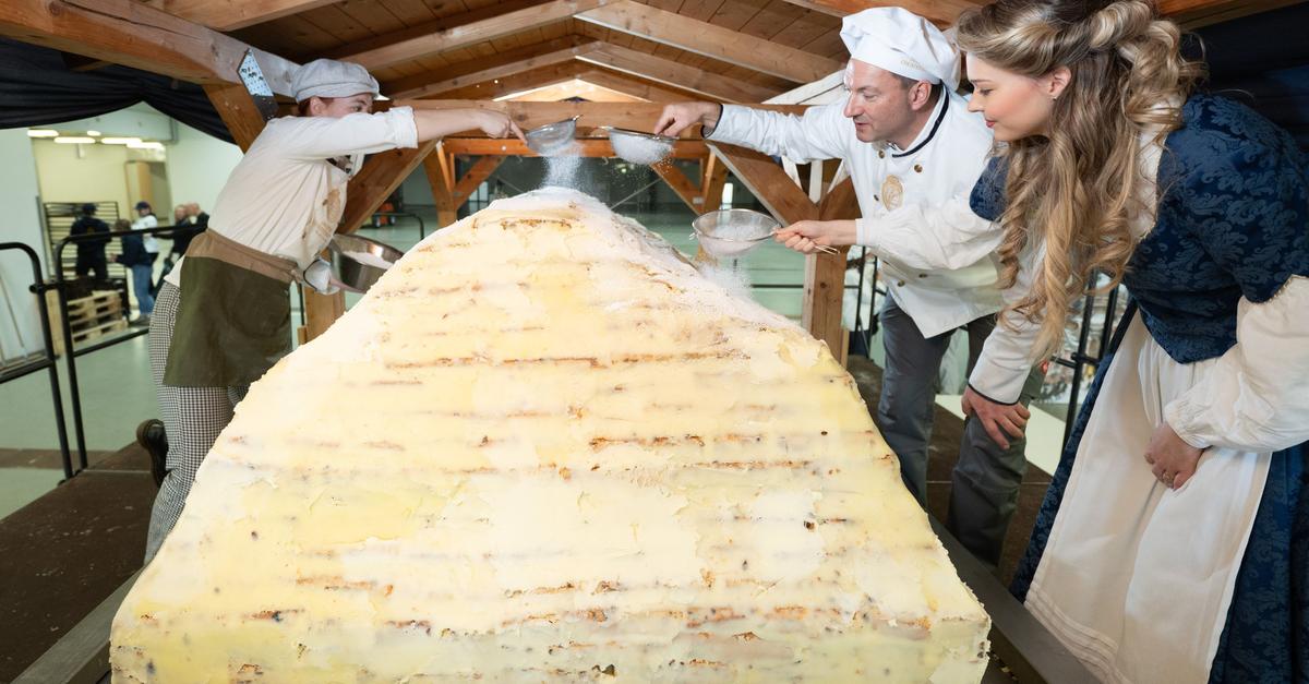 Dresdner-Stollenb-cker-setzen-XXL-Striezel-zusammen