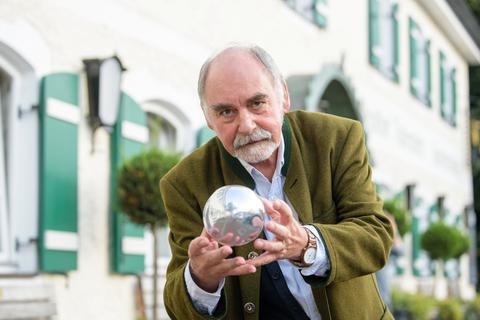 Harold Voit, Gründer der Zauberakademie Deutschland, lässt eine silberne Kugel zwischen seinen Händen schweben. Foto: dpa
