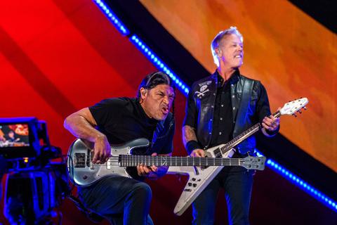 Metallica (hier James Hetfield, rechts, und Robert Trujillo) haben ein neues Album veröffentlicht