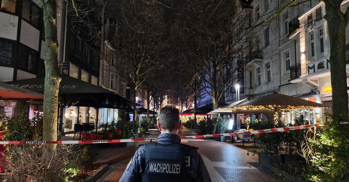 Unfall oder Absicht? Autofahrer fährt in Bushaltestelle