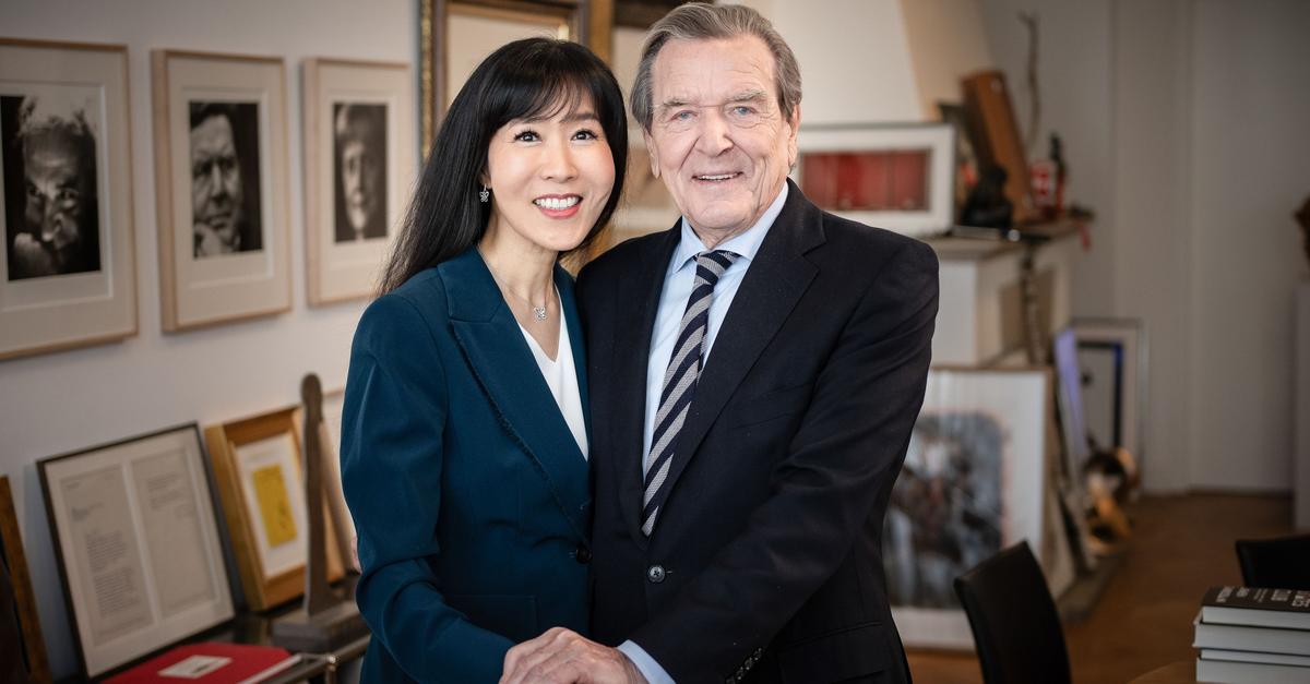 Schr-der-schultert-Weihnachtsbaum