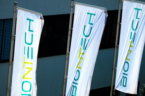 Am Hauptsitz von Biontech in Mainz wehen Fahnen mit der Schriftzug des Unternehmens. Foto: dpa
