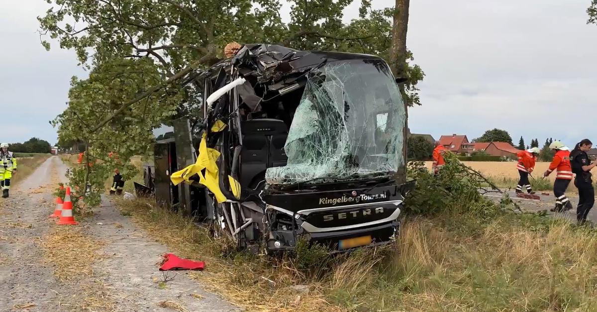 Reisebus-mit-Senioren-kommt-von-Stra-e-ab-sechs-Verletzte