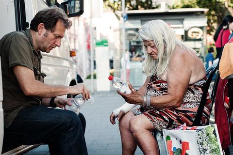 Gerhard Trabert kümmert sich um eine Obdachlose Frau in Mainz. Foto: Andreas Reeg