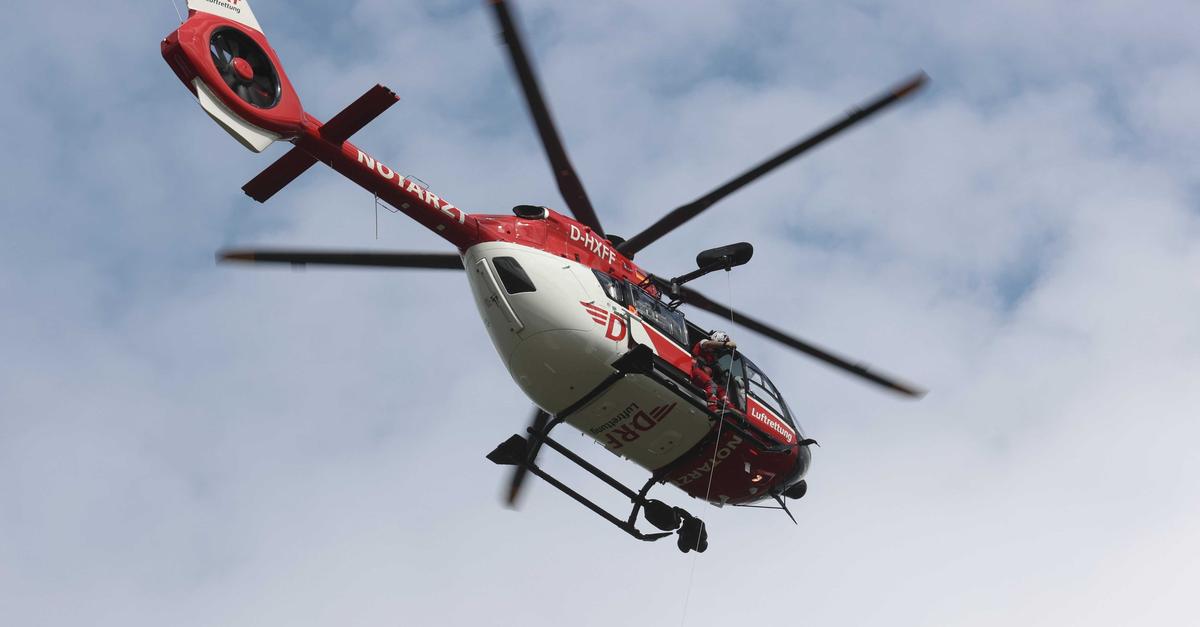 Auto fährt in Fußgänger - vier Verletzte