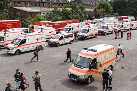 Fahzeuge des Roten Kreuzes und der Feuerwehr stehen in Schleswig-Holstein bereit zur Abfahrt. Wenn sich zu viele innerhalb kurzer Zeit auf den Weg machen, geht es bisweilen ungeordnet zu. Foto: dpa