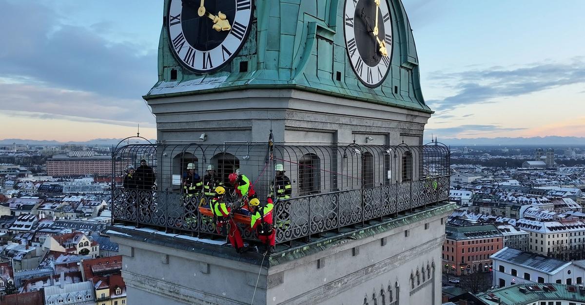 Feuerwehr seilt verletzte Frau von Kirchenturm in München ab