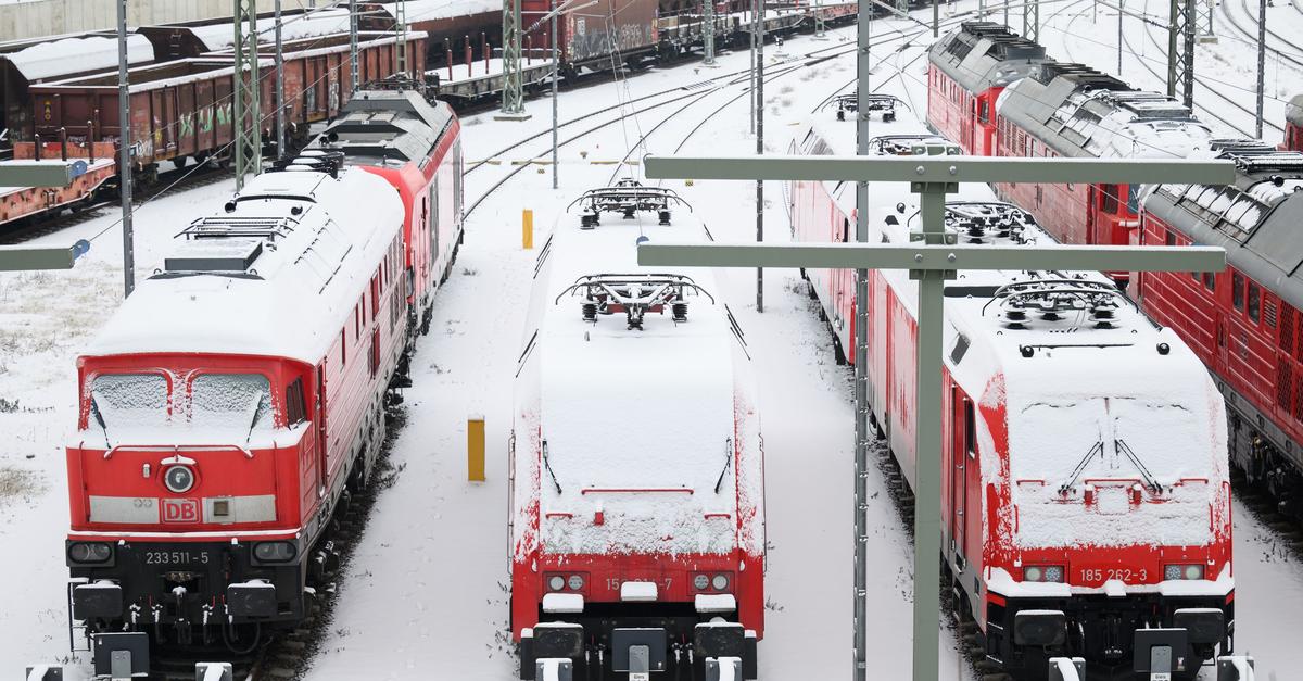Schnee-und-Eis-plagen-Autofahrer-und-Bahn