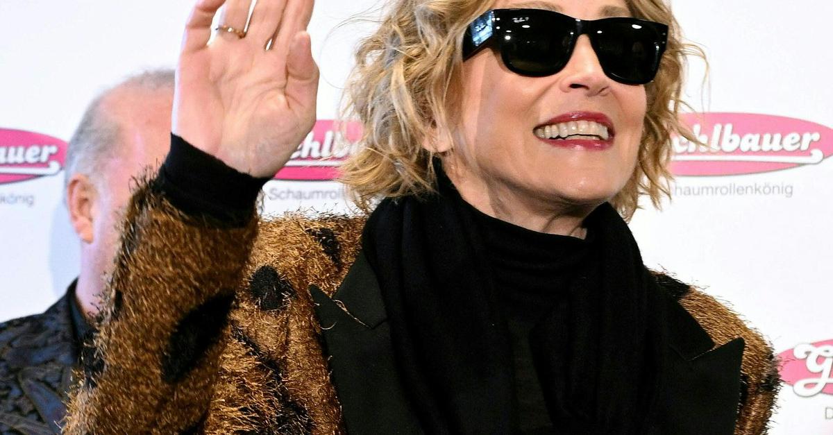 Vorm-Opernball-Sharon-Stone-besucht-den-Schaumrollenk-nig-