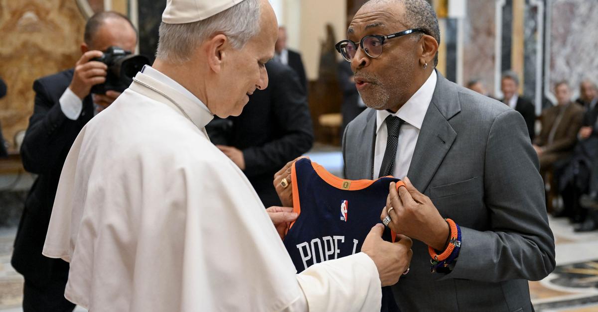 Papst Leo jetzt mit Rückennummer 14