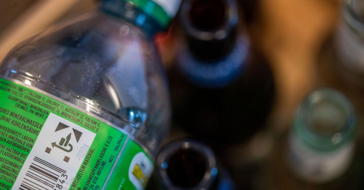 Obdachloser spendet Pfandflaschen-Geld für Mütter in Not