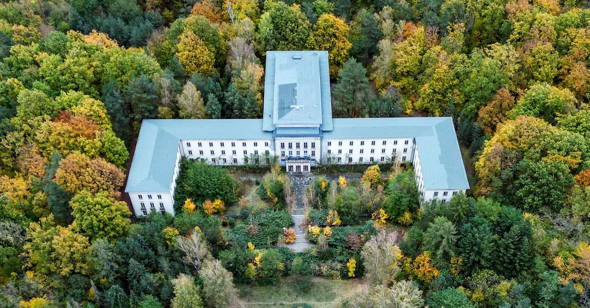 Historisches-Areal-mit-Goebbels-Villa-Gro-brand-nahe-Berlin