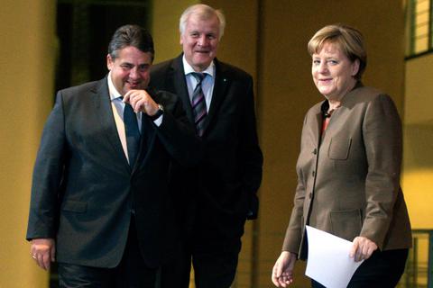 Haben wir uns jetzt wieder alle lieb und bleiben zusammen? - Sigmar Gabriel (links), Horst Seehofer und Angela Merkel. Foto: dpa