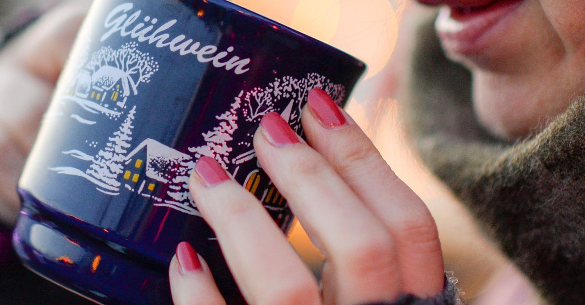 Mit o zdravju: Ali te bo zeblo, če greš ven z mokrimi lasmi, in ali te bo kuhano vino ogrelo?