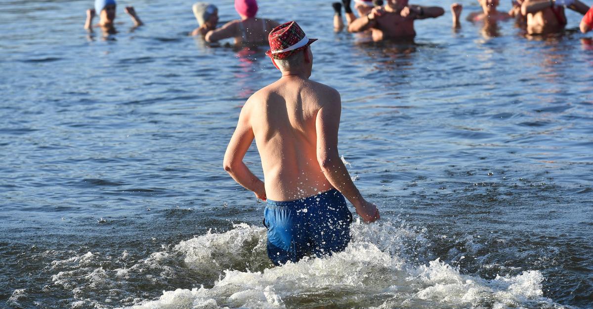 Dutzende-steigen-zum-Weihnachtsschwimmen-in-den-Orankesee