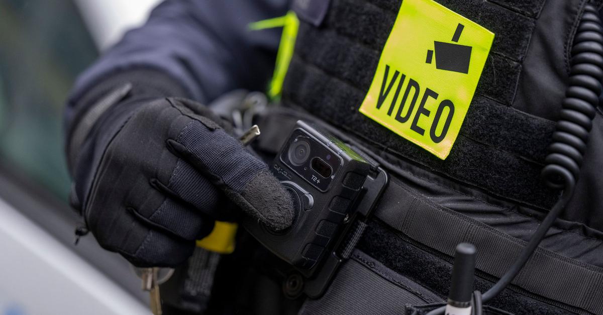 Get-teter-Zugbegleiter-Ermittler-werten-Videos-aus-Zug-aus