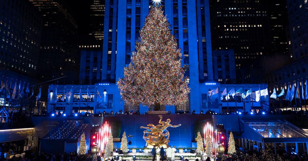 Lichter am Rockefeller-Weihnachtsbaum in New York angeknipst