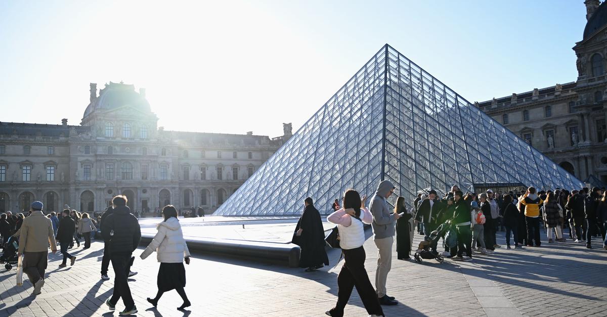 TikToker hängen kurzzeitig eigenes Bild in Louvre