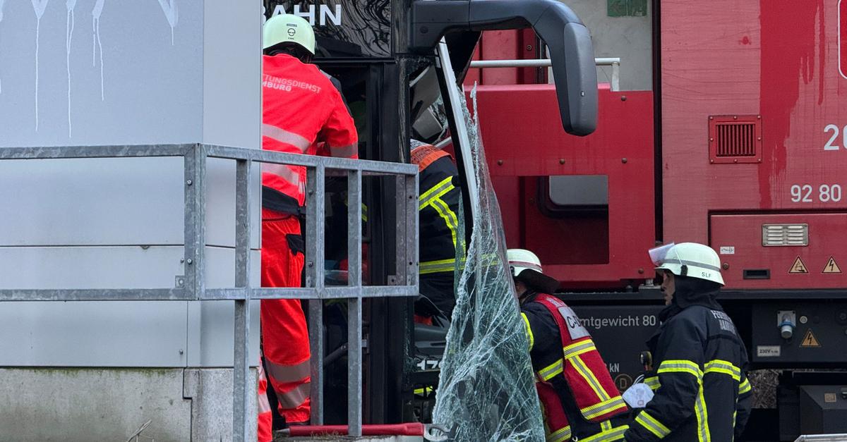 Unfall-in-Hamburg-Ein-Toter-und-zehn-Verletzte