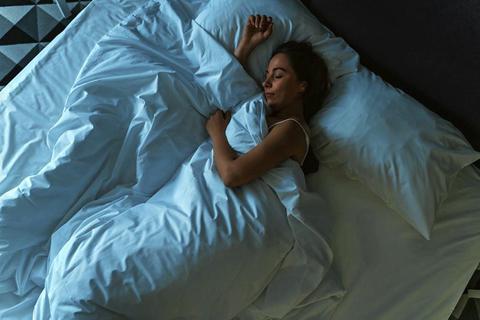 Leichter gesagt als getan: Wer gut schlafen will, muss sich entspannen, sagen Schlafforscher. Entspannung sei  der Königsweg in den Schlaf. © DedMityay - stock.adobe.com/Dmitry Volochek
