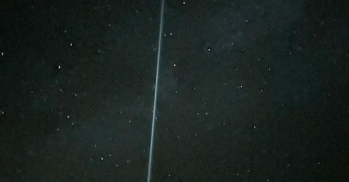 Treibstofftropfen einer Rakete lösen Lichtstreifen aus