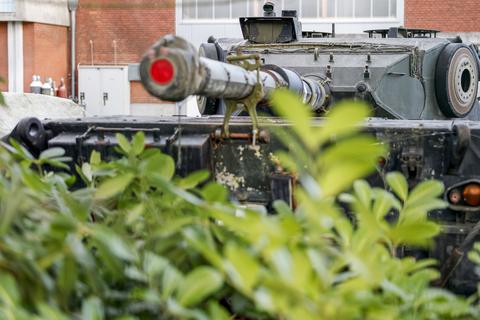 Ein Leopard-1-Kampfpanzer steht auf dem Werksgelände der Flensburger Fahrzeugbau Gesellschaft (FFG). Die Bundesregierung genehmigt die Lieferung der Panzer an die Ukraine. 