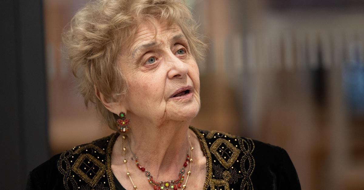 Papiere-der-Vernichtung-Mit-einer-berlebenden-im-Archiv