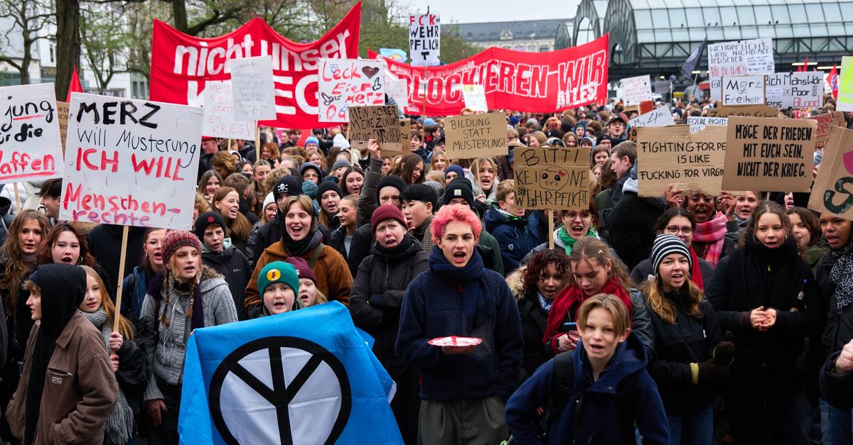 Viele tausend Demonstranten bei Protesten gegen Wehrdienst