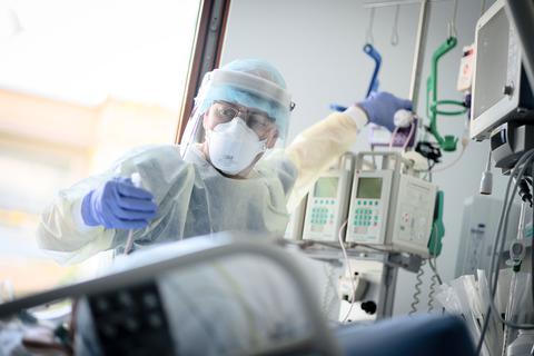 Ein Pfleger arbeitet auf einer Intensivstation an einer an Covid erkrankten Patientin. Symbolfoto: dpa