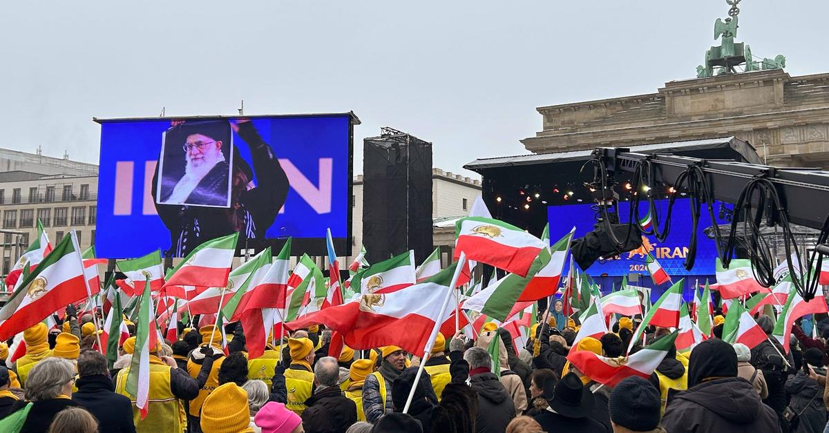 Tausende-demonstrieren-in-Berlin-f-r-Freiheit-im-Iran