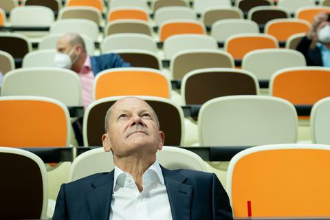 Olaf Scholz, SPD-Kanzlerkandidat und Bundesminister der Finanzen, sitzt im Rahmen einer Wahlkampftour in einem Hörsaal im Zentrum für Zukunftstechnologien (ZFZ) in Wildau. Foto: dpa