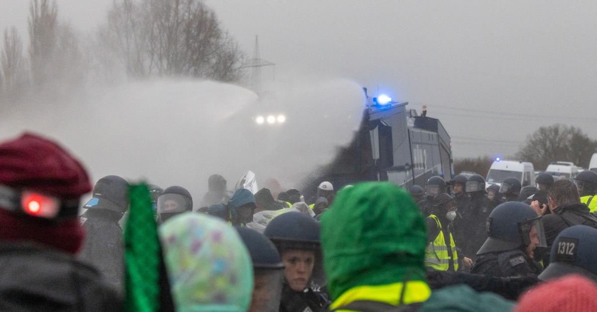Wasserwerfer-im-Einsatz-zur-R-umung-von-Blockade-in-Gie-en