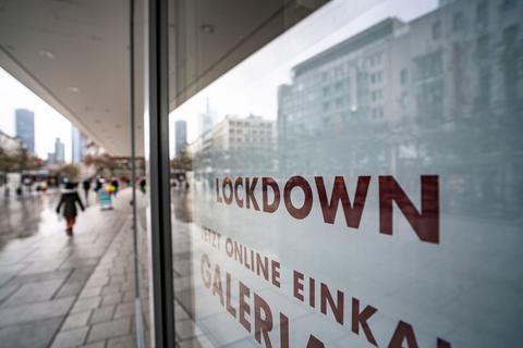 "Lockdown" steht im Schaufenster eines geschlossenen Kaufhauses auf der Frankfurter Zeil, das darunter zum Online-Einkauf rät.  Foto: dpa