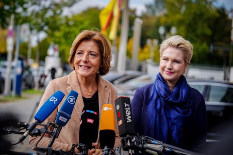 Kolleginnen in der SPD, als Ministerpräsidentinnen und nun auch im ZDF-Verwaltungsrat: Mecklenburg-Vorpommerns Regierungschefin Manuela Schwesig (rechts) und die rheinland-pfälzische Ministerpräsidentin Malu Dreyer (Archiv).