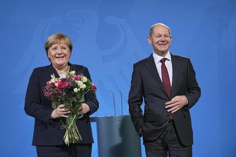 Bundeskanzler Olaf Scholz (SPD) bei der Amtsübergabe mit der bisherigen Bundeskanzlerin Angela Merkel (CDU). Foto: dpa