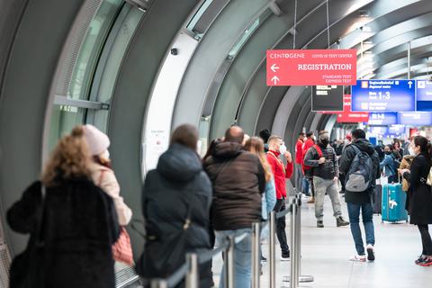 Passagiere am Frankfurter Flughafen - möglicherweise schon dieses Wochenende könnte eine Einreisesperre für Regionen mit Corona-Mutanten wirksam werden.  Archivfoto: dpa