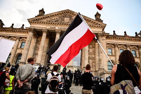 Im August des vergangenen Jahres zeigten Teilnehmer einer Kundgebung gegen die Corona-Maßnahmen vor dem Reichstag die Reichsflagge. Foto: dpa/Fabian Sommer