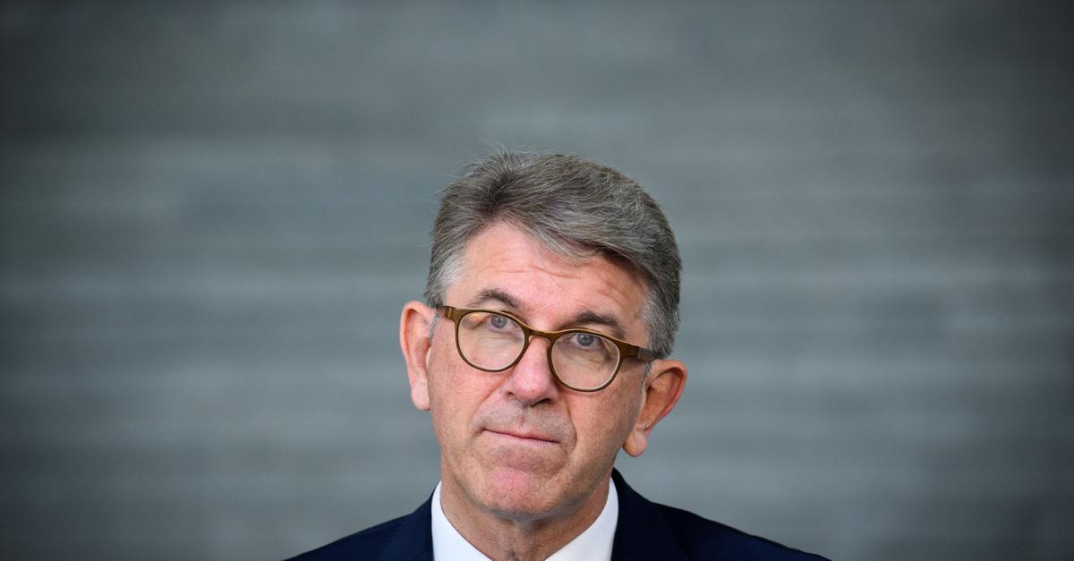 Nur noch Staatsminister – Weimer legt Firmenanteile auf Eis