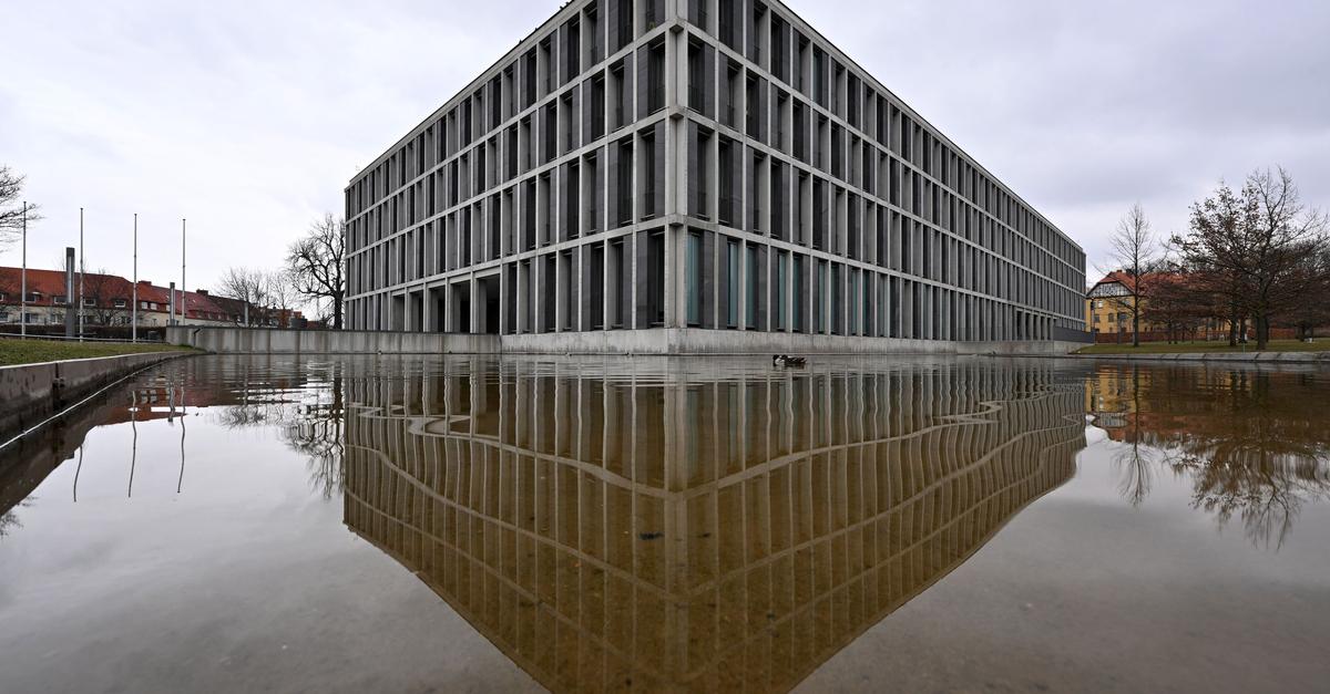 Urteil-Kontrolleurin-am-Flughafen-darf-Kopftuch-tragen