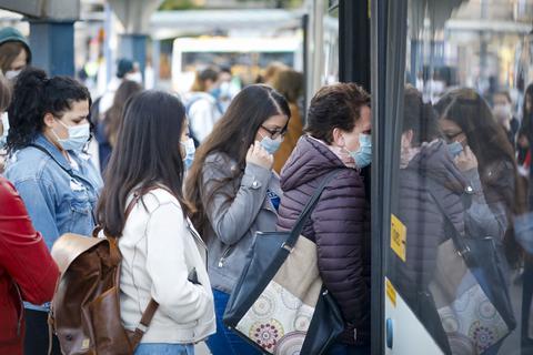 In Bus und Tram dürfen Fahrgäste weiter nur mit FFP2- oder OP-Maske einsteigen.  Archivfoto: Sascha Kopp