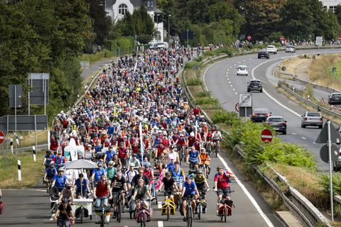 Tausende Radfahrerinnen und Radfahrer - wie hier auf der A66 bei Wiesbaden - haben sich Ende August für das Volksbegehren Verkehrswende starkgemacht.  
